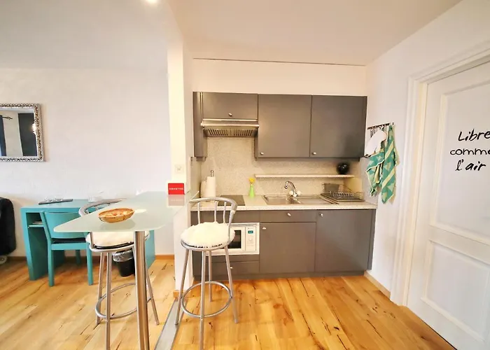 Gasthuis Corseaux Rooms-riviera 4*